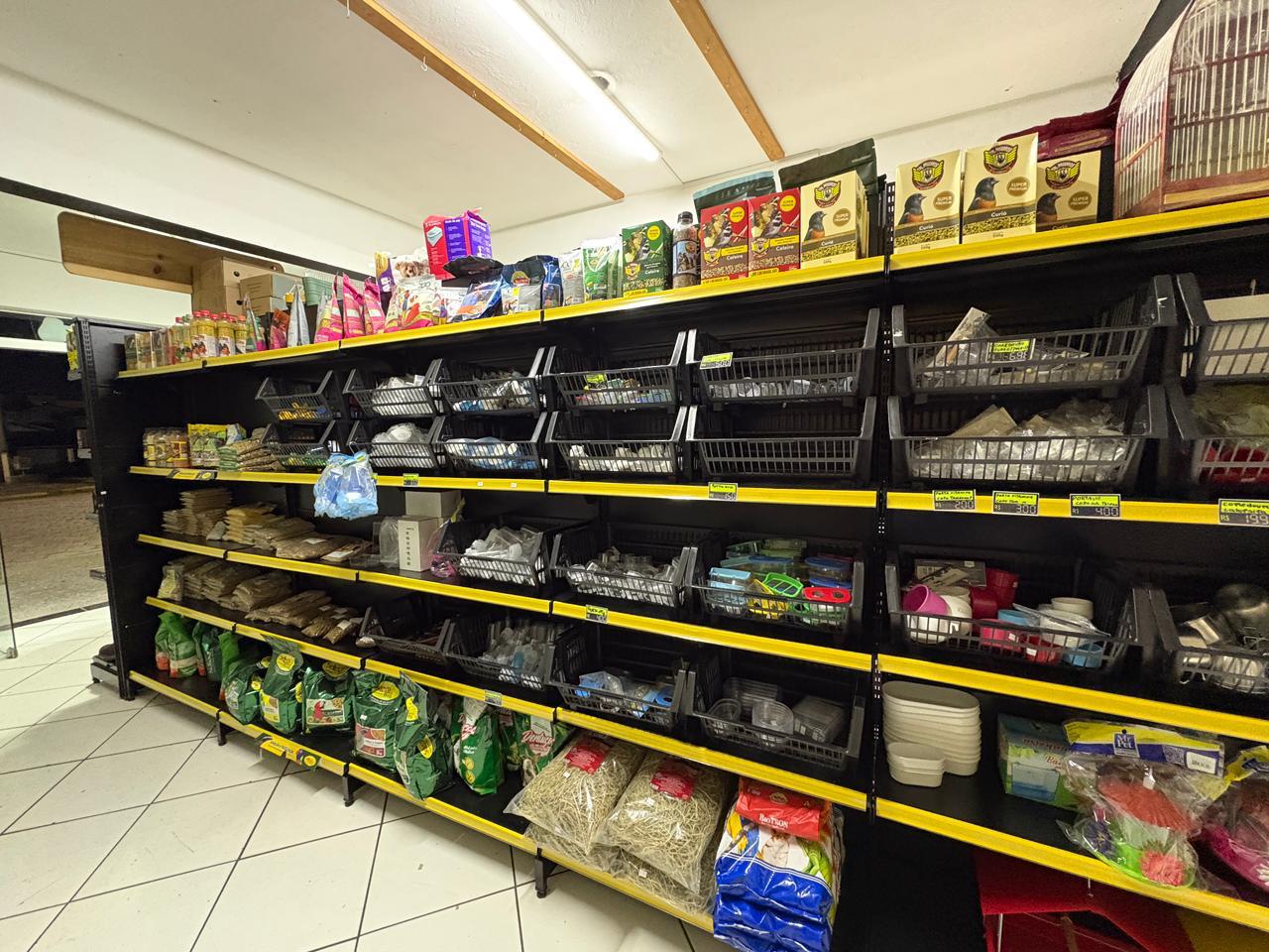 Prateleiras de produtos diversos
